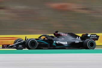 Kalandos futam után győzelmi rekordot döntött Hamilton