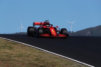 F1: Vettel összeroppant csapattársa miatt