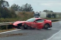 Százmilliós Ferrarit zúztak le az M3-ason 6