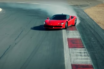 Ilyen, amikor minden biztonsági elektronikát kiiktatva megy pályára az új Ferrari