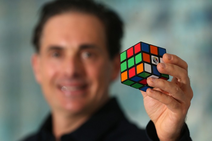 15 milliárd forintért adják el a Rubik-kockát