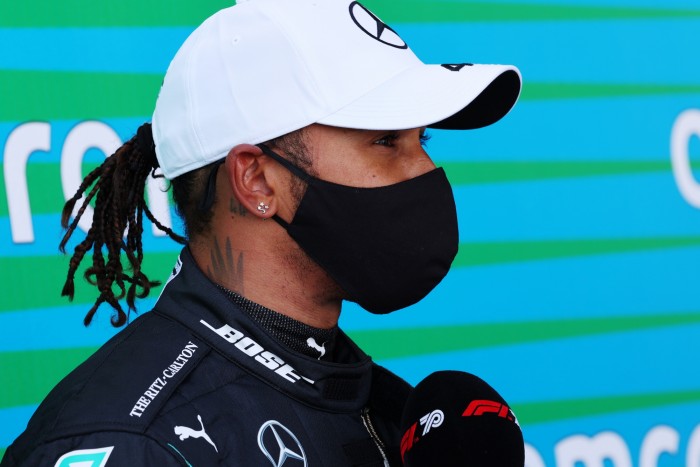 F1: Hamilton leégette magát a sajtótájékoztatón