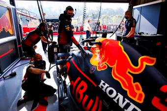 A pénzért kicsinálják a Forma-1-es szerelőket?