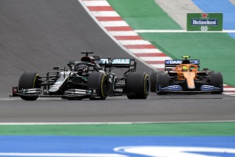 F1: Leszólta Hamiltont, bocsánatot kért a McLaren-ifjonc
