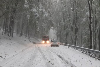 Így borította be az utakat a Mátrában az idény első havazása