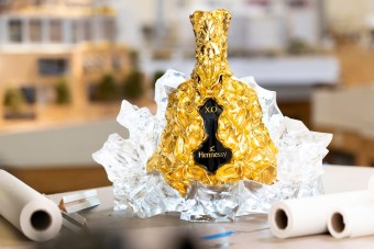 Nem mindennapi palackba csomagolják a 150 éves konyakot