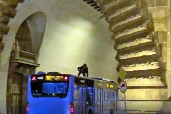 A 105-ös busz tetején utazott egy férfi, állva!