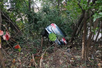 A rendőrség előtt hajtott fák közé egy ittas sofőr Miskolcon