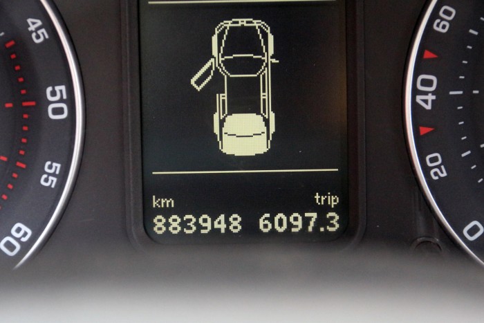 Használt autó – Egy visszatekert órás extaxi, 985 000 kilométerrel 4 Használt autó – Egy visszatekert órás extaxi, 985 000 kilométerrel 4
