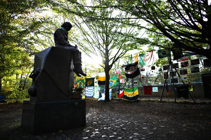 F1: Senna előtt tiszteleg sisakjával a futamgyőztes 1