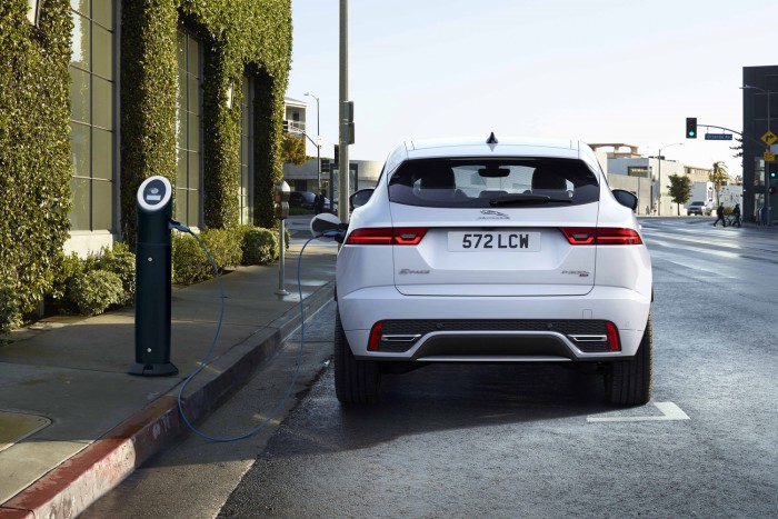 Már konnektorról is tölthető a Jaguar E-Pace 10
