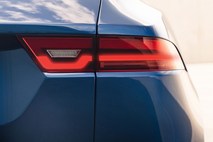 Már konnektorról is tölthető a Jaguar E-Pace 6