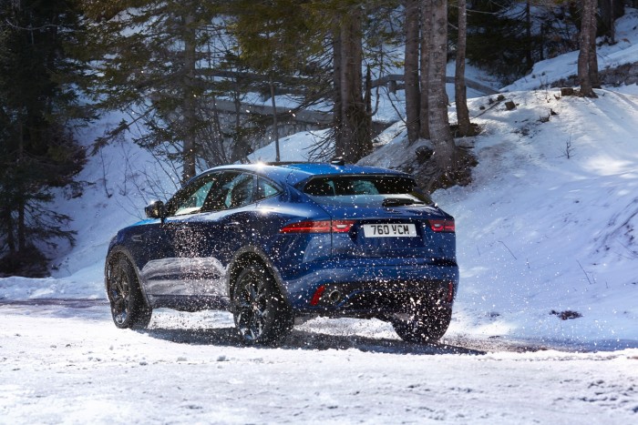 Már konnektorról is tölthető a Jaguar E-Pace 7