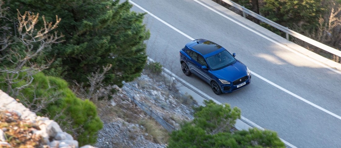 Már konnektorról is tölthető a Jaguar E-Pace