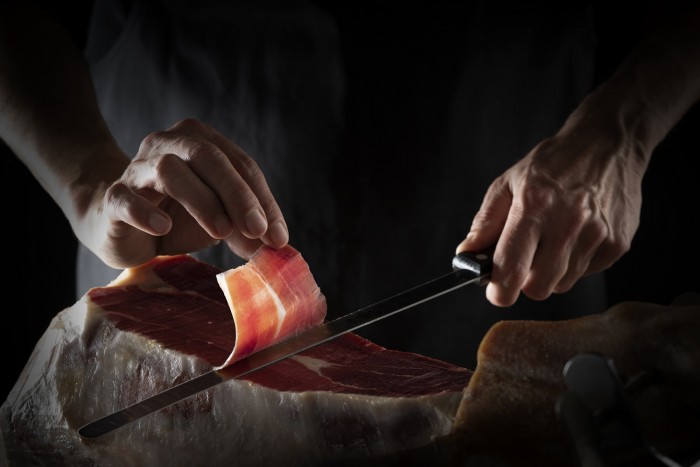 Elképesztő összeget fizettek a világ legdrágább sonkájáért