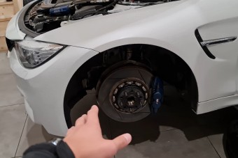 Ez történik a kocsiddal, ha egy F1-es pilóta ül a volán mögé