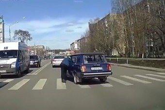 A forgalom kellős közepén, futva tolta a Ladát az öreg, aztán jött a fizika