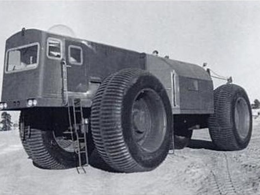 Egy kerékcsere mutatja igazán, mennyire hatalmas gumikon gurul a Bigfoot 2