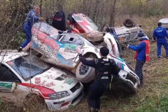 Ilyen átkozott kanyart rég láttunk raliban, öt autó esett ugyanabba az árokba