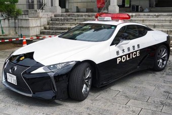 Kőkemény sportautóval járőröznek a japán rendőrök