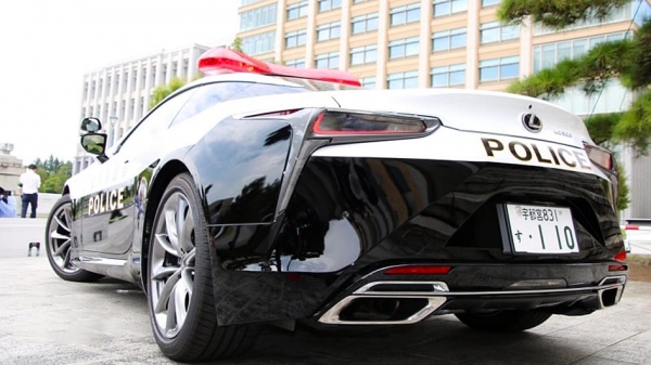 Kőkemény sportautóval járőröznek a japán rendőrök 1