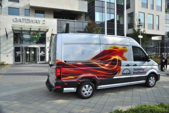 Elektromos oroszlánt tesztel a Magyar Posta