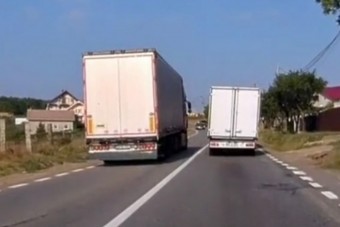 Életveszélyes előzésbe kezdett egy kamionos, szembe pedig jött a mentő