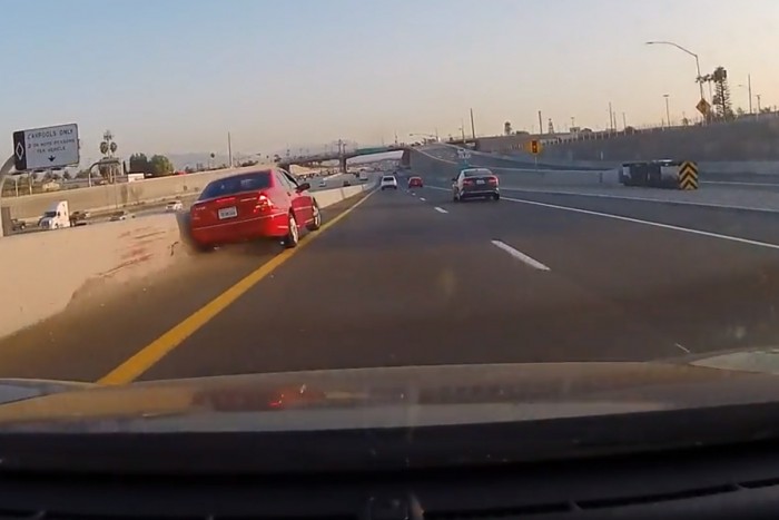 Előzni akart a piros Mercivel, durva bukás lett a vége