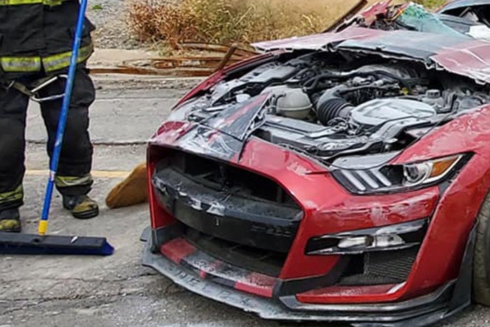 Gyakorlatozás közben vágtak darabokra a tűzoltók egy Ford Mustang Shelby GT500-ast