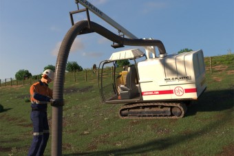 Óriásporszívóval takarítanak ki egy védett területet