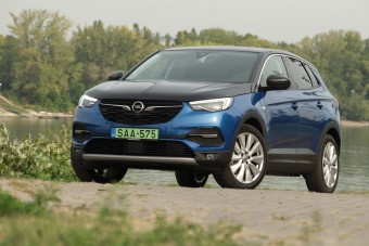 Takarékos, és vaddisznó is lehet ez a hibrid Opel