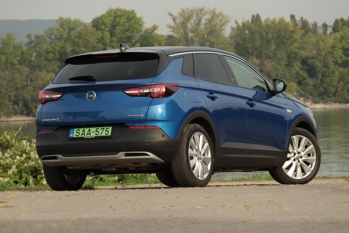 Takarékos, és vaddisznó is lehet ez a hibrid Opel 8