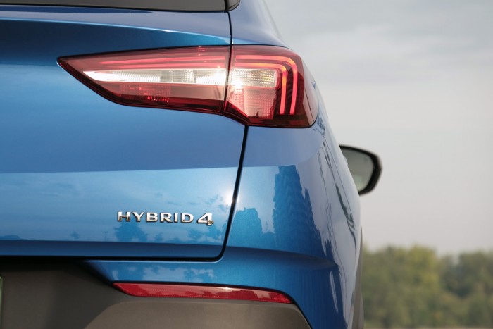 Takarékos, és vaddisznó is lehet ez a hibrid Opel 9