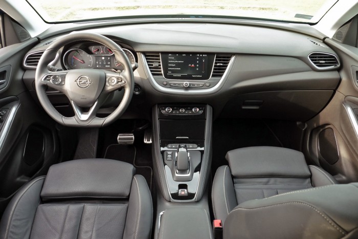 Takarékos, és vaddisznó is lehet ez a hibrid Opel 14