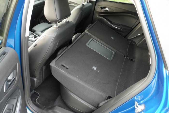 Takarékos, és vaddisznó is lehet ez a hibrid Opel 15