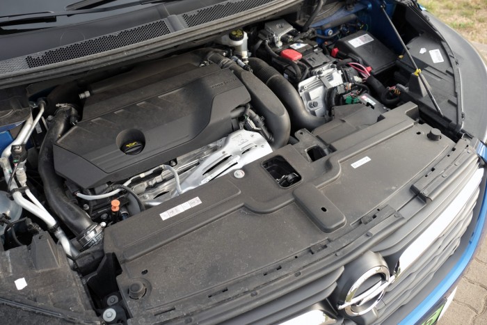 Takarékos, és vaddisznó is lehet ez a hibrid Opel 12