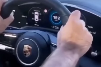 Odalépett a 680 lóerős villany-Porschénak, aztán jött a körforgalom...