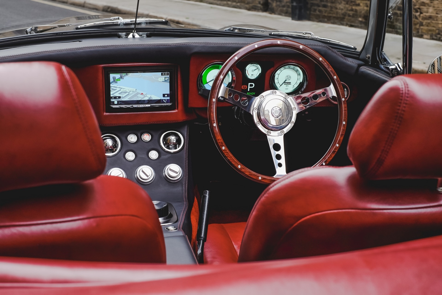 Ez itt nem egy veterán roadster, hanem egy új villanyautó 15 Ez itt nem egy veterán roadster, hanem egy új villanyautó 15
