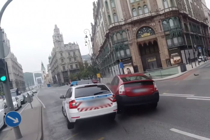 Hazai rendőrbalesetet rögzített egy bringás kamerája