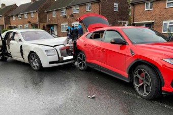 Nézni is fáj a Rolls-Royce és a Lamborghini ütközését