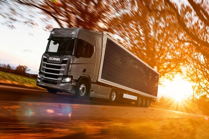 Napelemes félpótkocsin dolgozik a Scania