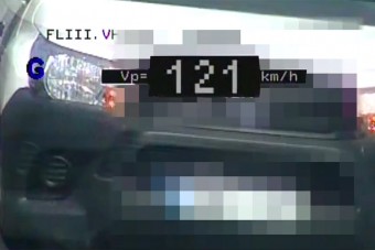 A rendőrök orra előtt gyorsított 120-ra Várdombon