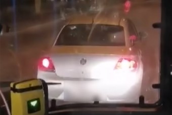 Elkapták a csepeli busz előtt fékezgető autóst