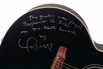 Taylor Swift gitárral segít a rászoruló zenészeken