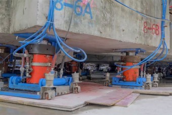 Sétáló robotlábakon pakoltak arrébb egy épületet