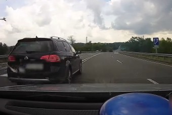 Dupla záróvonalnál előzött, pechjére egy rendőrautót