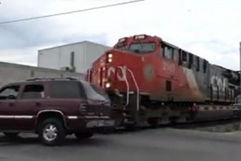 Elképesztő vonatbalesetet úszott meg a türelmetlen autós