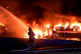 Felgyújtottak néhány Teslát a kereskedés előtt, videón a lángoló autók