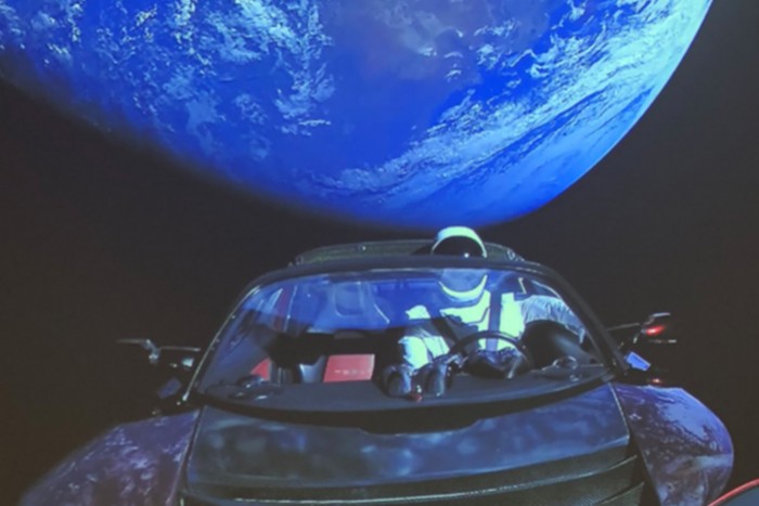 Az űrbe lőtt autó megközelítette a Marsot