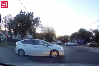 A dupla STOP-tábla sem állította meg, majdnem otthagyta a fogát a priusos